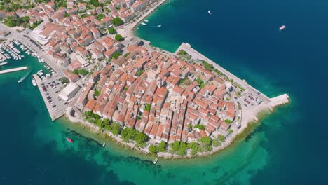 Luftdrohnenaufnahme-Der-Kroatischen-Inselstadt-Korcula-An-Der-Adriatischen-Küste