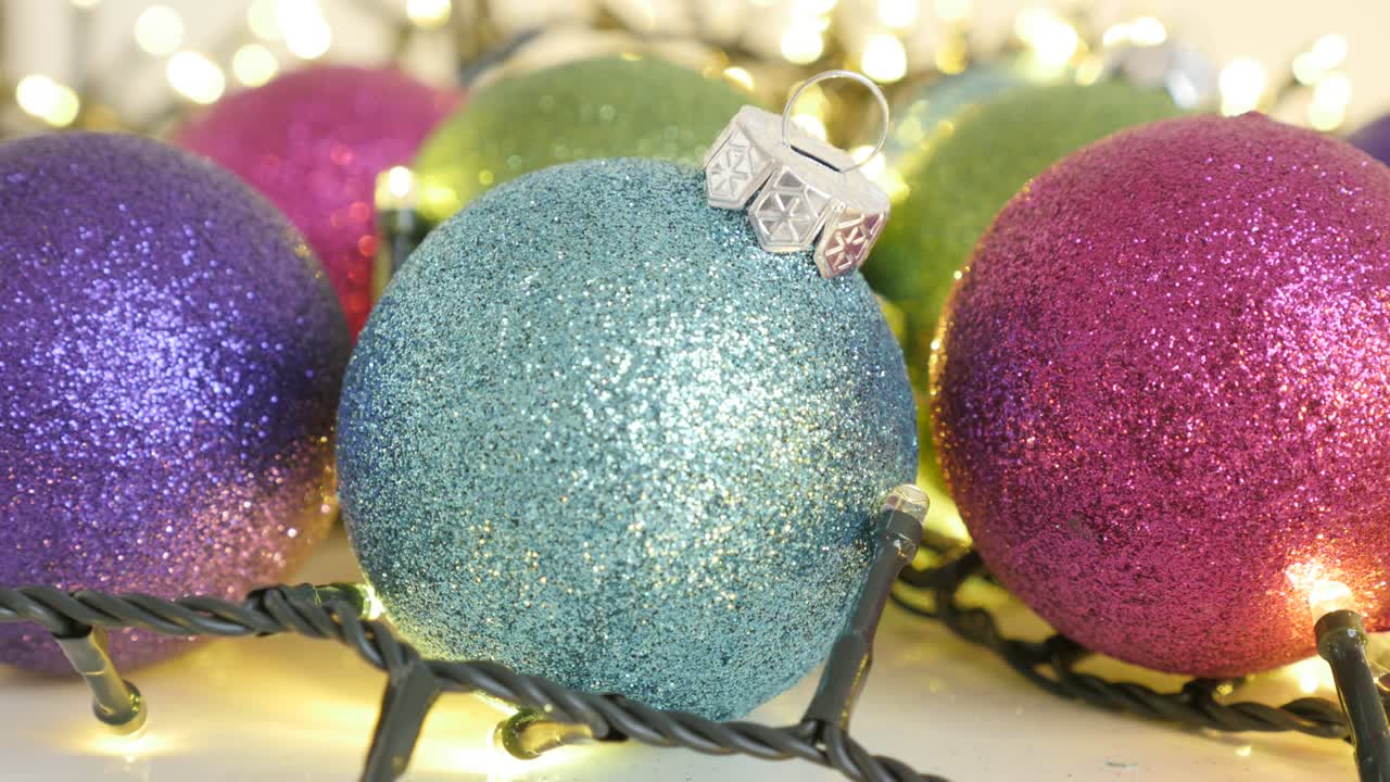 luces de hadas y bolos coloridos arreglados para el fondo de navidad video 4k