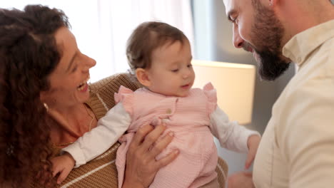 Feliz,-Amor-Y-Familia-En-El-Dormitorio-Con-El-Bebé