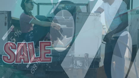 animación del texto de venta, interfaz infográfica, pareja diversa llenando de combustible en el camión en la gasolinera.