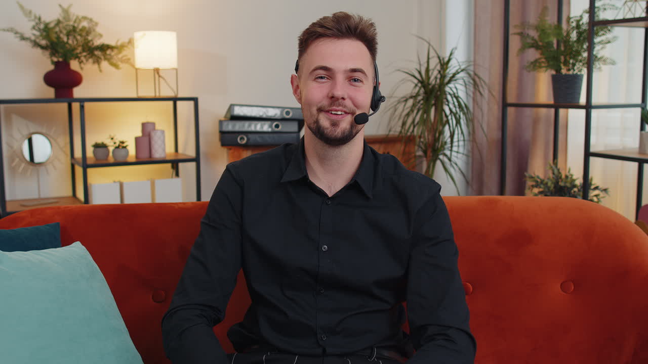 hombre de negocios trabajador independiente centro de llamadas servicio de apoyo operador de línea de ayuda hablando con el cliente