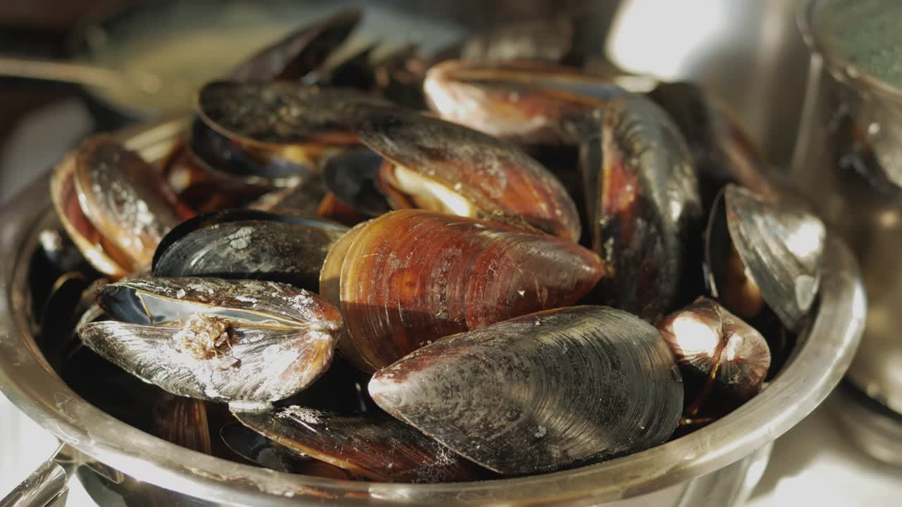 cook sea shellfish. mussels with garlic sauce