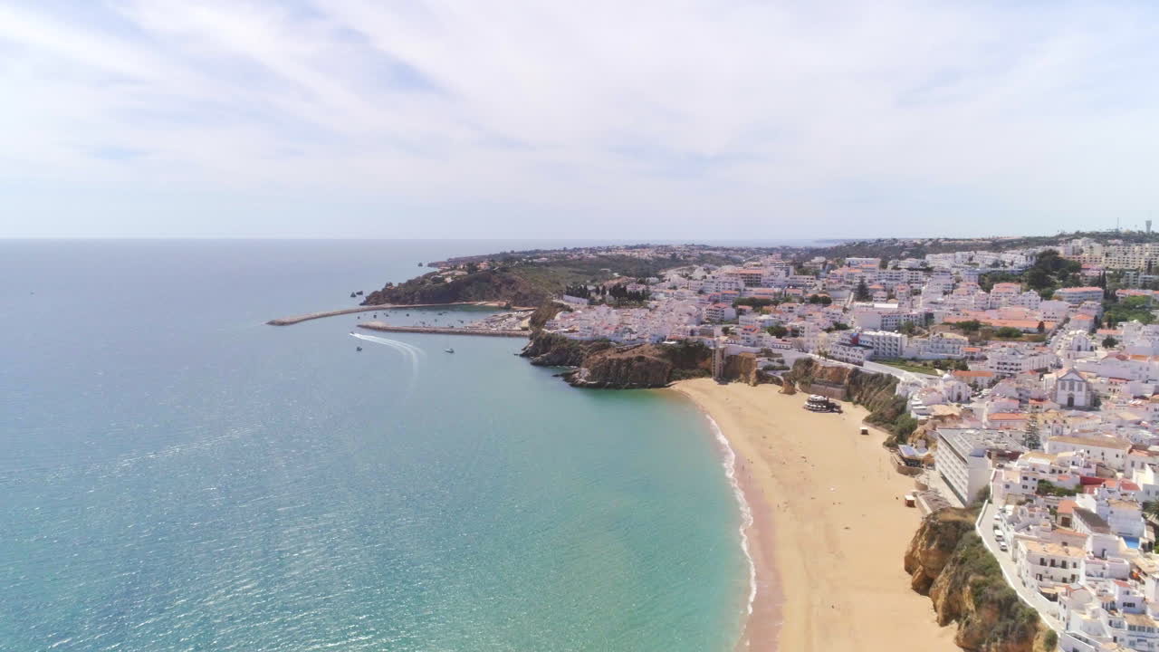 Luftaufnahme von Albufeiras Altstadt und Strand in Algarve, Portugal