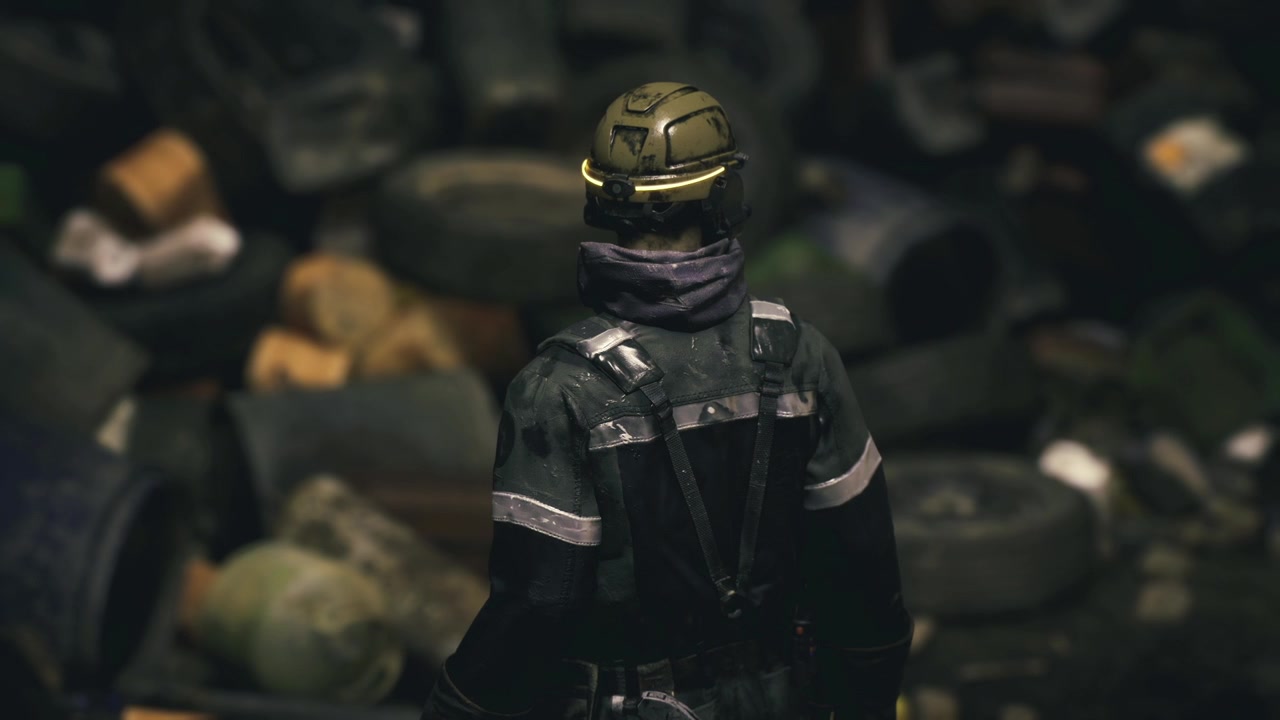 Technicien en armement analysant attentivement la ferraille dans un environnement brumeux.