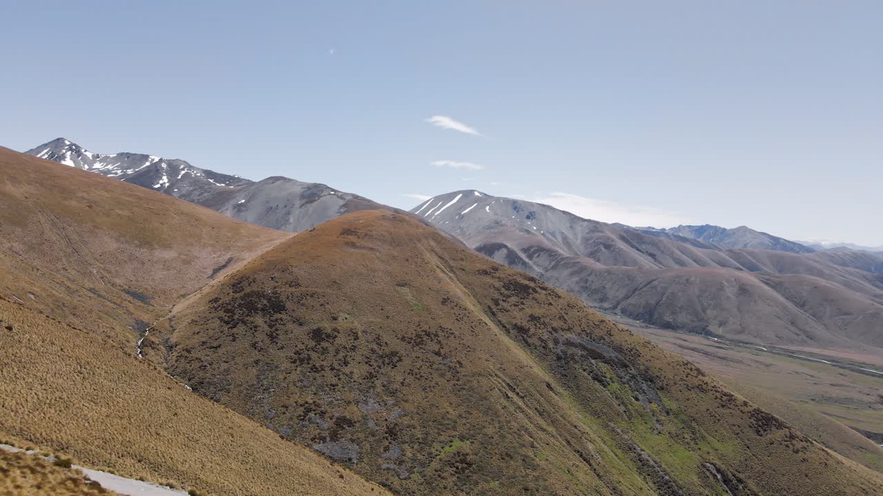 estribaciones secas de canterbury frente a los alpes del sur con nieve residual durante el soleado día de primavera