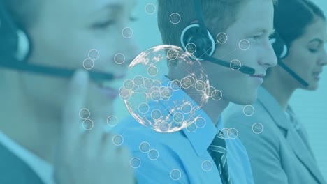animación del globo con una red de conexiones a través de diversas personas de negocios que usan auriculares telefónicos