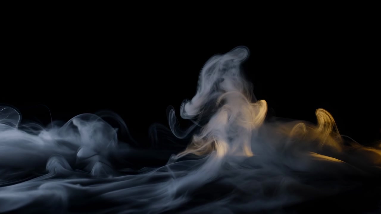 Fumo e nebbia stratificati si diffondono nello spazio nero, con un pennacchio pallido che sale vicino al centro e una calda luce ambrata sulla destra, creando un contrasto delicato, una profondità suggestiva, una texture fluida e un sereno movimento astratto.