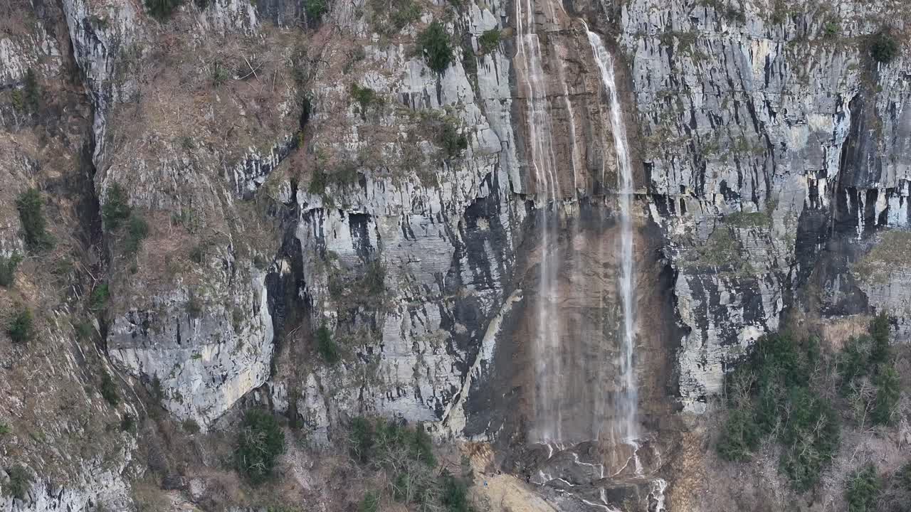 vista aérea de las cataratas más altas de suiza, las catarata seerenbach, que caen en cascada por los acantilados rocosos