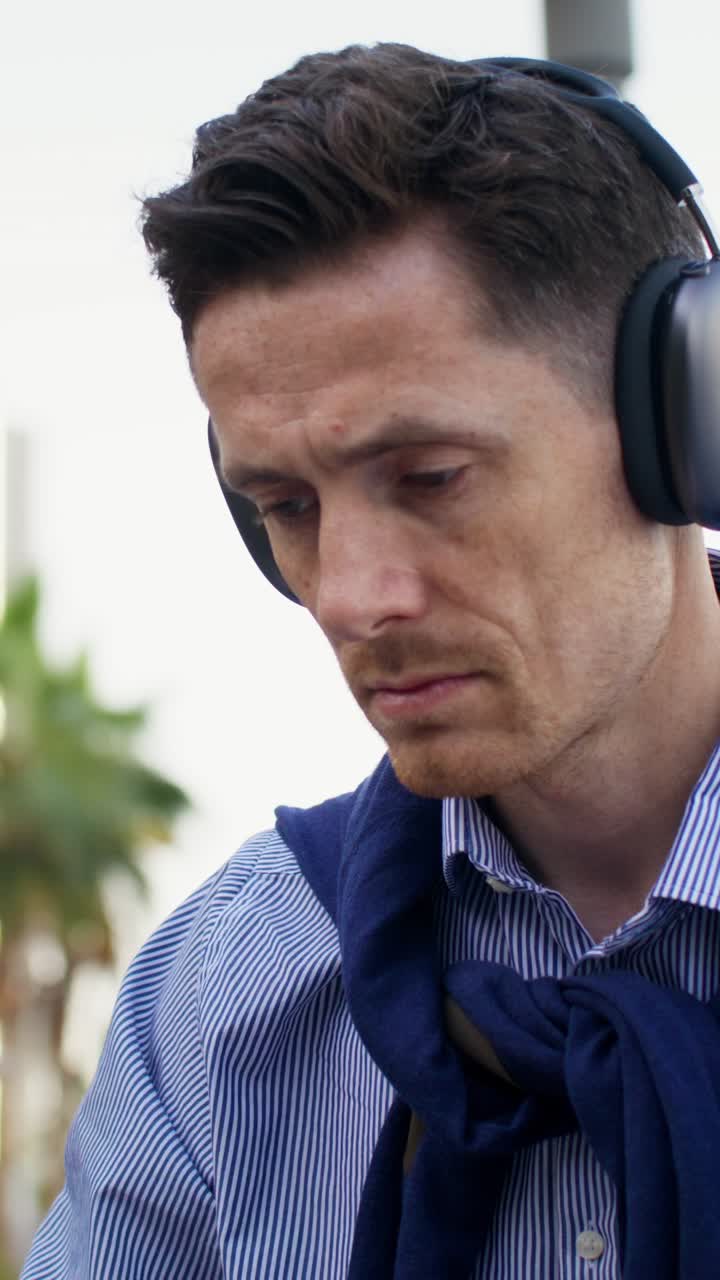 hombre trabajando al aire libre en una computadora portátil