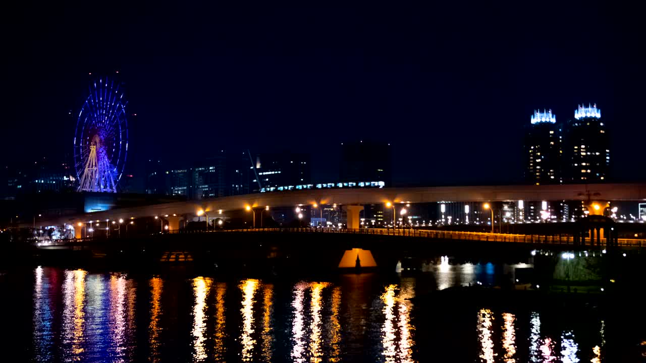 도쿄 오다이바 강 근처의 야간 타임스 페리스