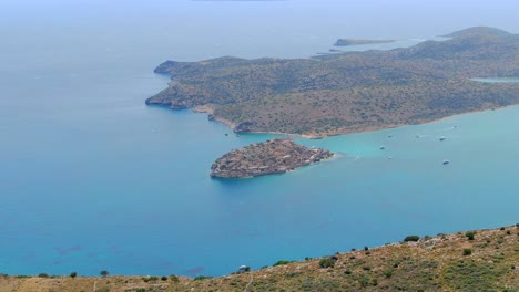 vista panorámica de la isla en el océano con barcos desde la cima de la montaña, creta