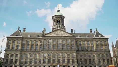 Edificio-De-La-Mansión-De-La-Plaza-De-La-Presa-En-Amsterdam,-Capital-De-Los-Países-Bajos