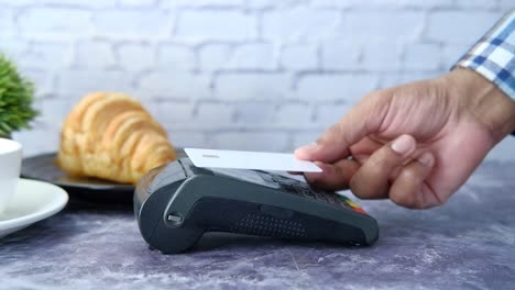 pagar con tarjeta de crédito en un café