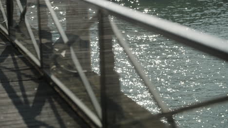cerrar el agua en pont des arts en parís francia