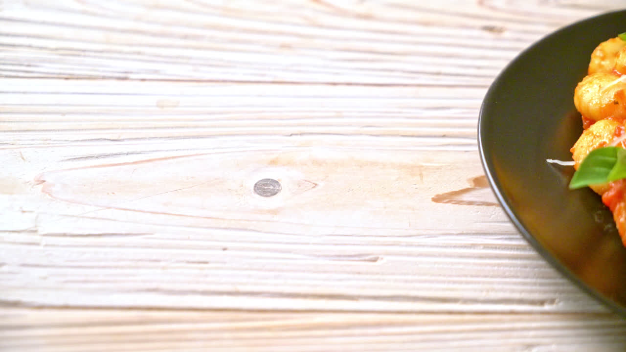 gnocchi en salsa de tomate con queso