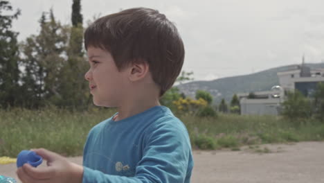 niño juega con un juguete que sopla burbujas 60fps