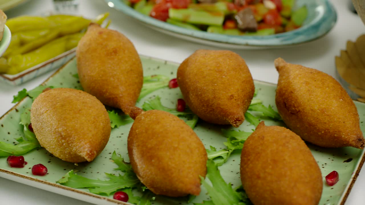 저녁 식사 테이블에 있는 전통 음식의 클로즈업