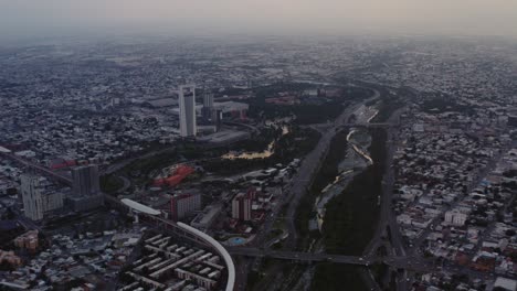 Vista-Aérea-A-Gran-Altitud-De-Monterrey,-México-Con-Horizonte-Brumoso