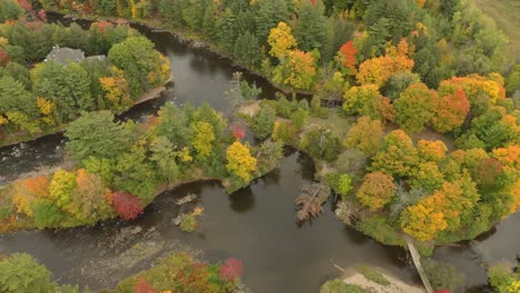 Vista-Aérea-Celestial-Del-Parque-Fluvial-En-Canadá-Durante-La-Bonita-Temporada-De-Otoño