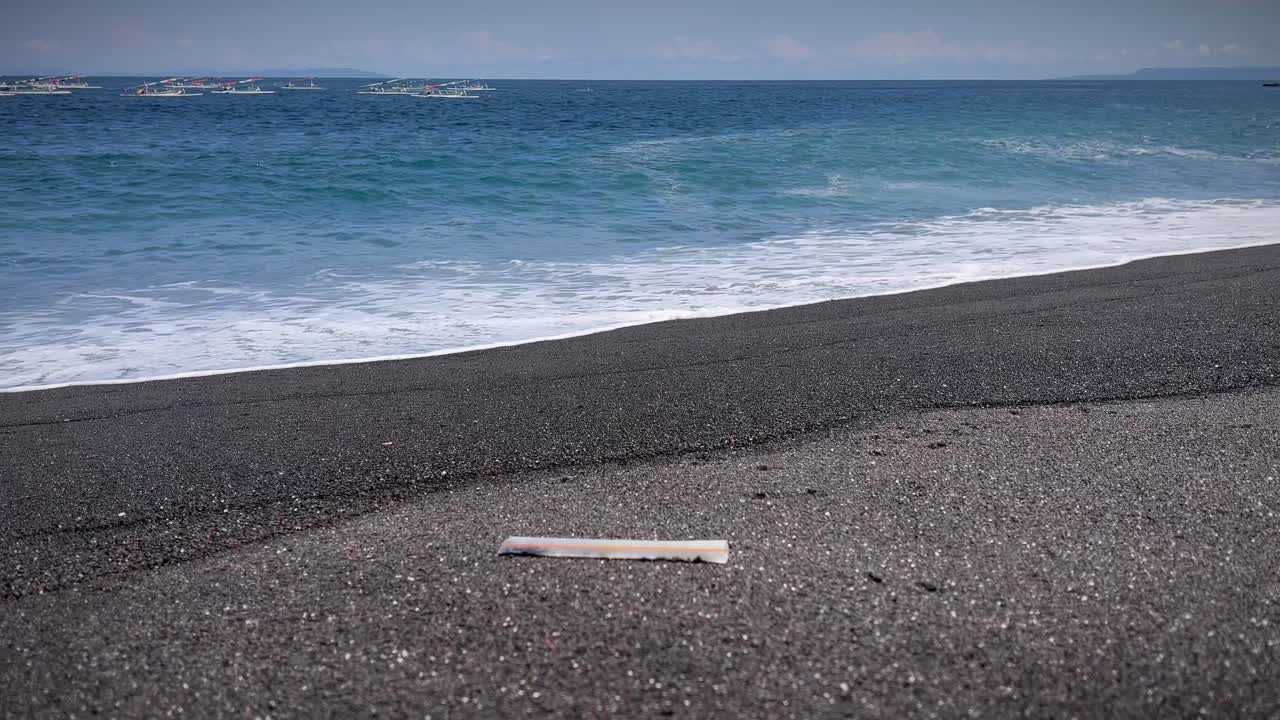 인도네시아 발리 해변의 해변으로 밀려온 쓰레기
