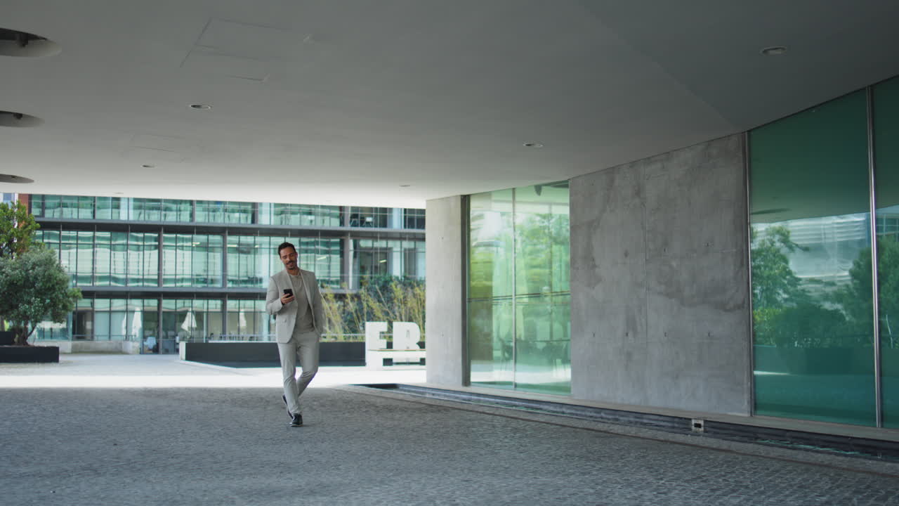 uomo passeggiante che parla smartphone corridoio di strada. uomo d'affari telefonata cellulare