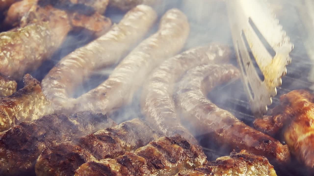 variedad de deliciosas carnes a la parrilla, vista superior, salchichas, pollo, cerdo