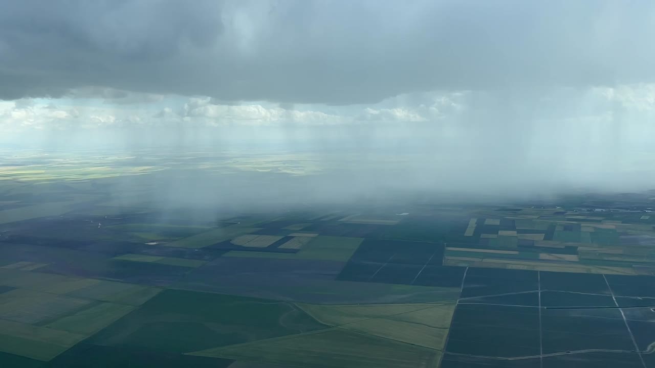 제트기 조종석에서 찍은 스페인 세비야 근처의 큰 소나기의 공중 전망