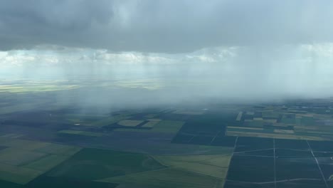 Luftaufnahme-Eines-Großen-Regenschauers-In-Der-Nähe-Von-Sevilla,-Spanien,-Aufgenommen-Aus-Einem-Jet-Cockpit