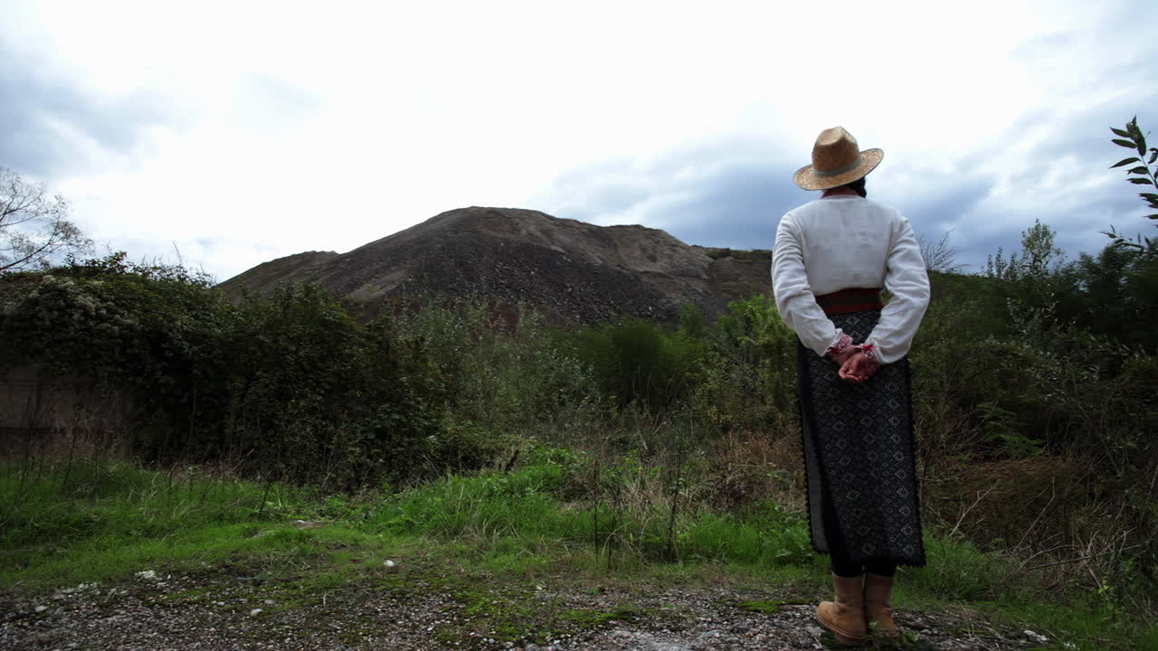 niña rumana mira la montaña de escoria 2