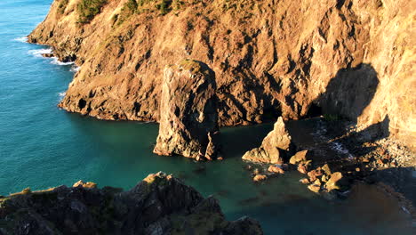 Vista-Aérea-De-Los-Farallones-Marinos-De-La-Costa-De-Oregón-Con-Drones