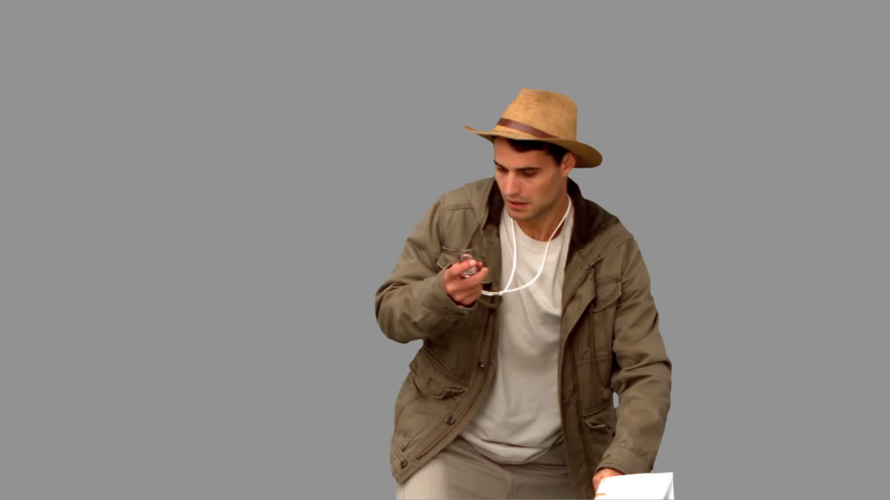 회색 스크린에서 오리엔테이션을 하는 잘생긴 남자