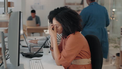 negocios, una llamada telefónica y una mujer con dolor de cabeza