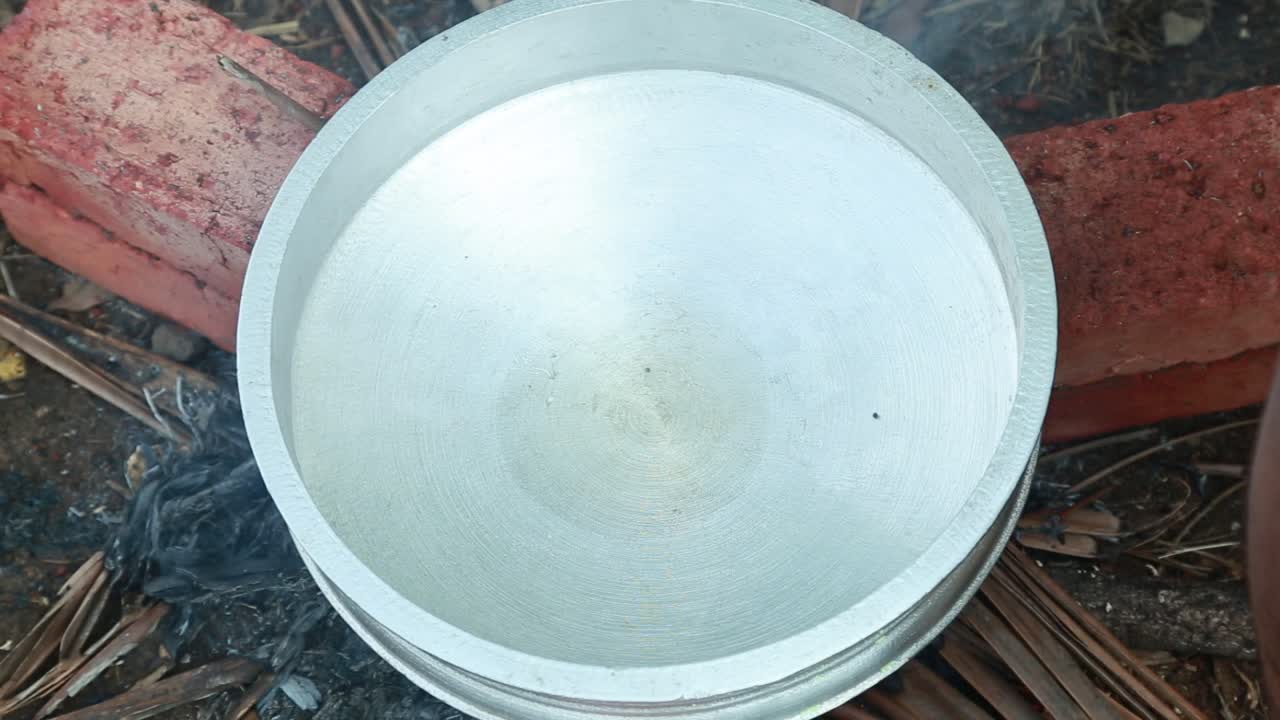 el aceite comienza a calentarse , almeja negra masala curry, al aire libre tradicional, almejas negras cocinar, contaminación , masala , ladrillo