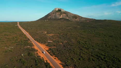 Furgoneta-Conduciendo-Por-Una-Carretera-Recta-En-El-Parque-Nacional-Cabo-Legrand-Con-El-Pico-Francés-Al-Fondo-En-Un-Día-Soleado,-Esperance,-Australia-Occidental