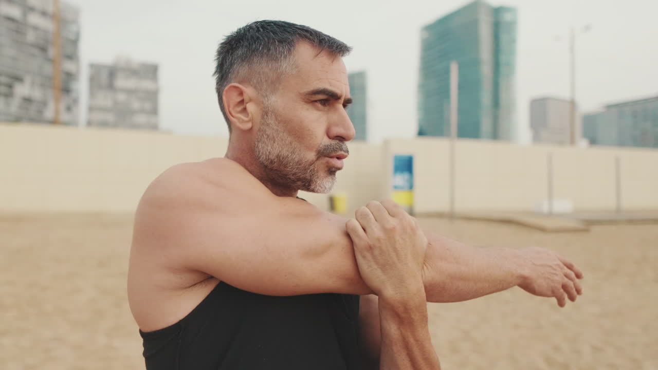 Uomo che si allunga sulla spiaggia