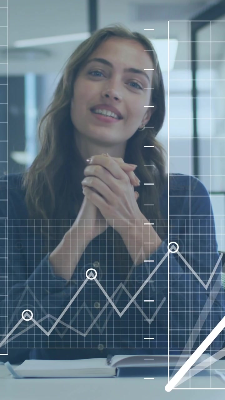 Animación del procesamiento de datos sobre una mujer de negocios caucásica en la oficina