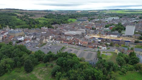 aerial del centro de la ciudad de bishop auckland, con aparcamiento y mercado a la vista