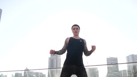 contemporáneo hip hop bailarín de calle hipster hombre con tatuaje funky baile urbano estilo libre en la ciudad