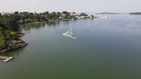 Volando-Hacia-Un-Esquiador-Acuático-Remolcado-Por-Una-Lancha-Rápida-A-Través-Del-Puerto-De-Cohasset-En-Massachusetts