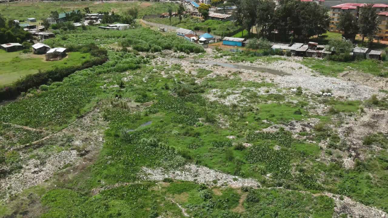 asentamiento de casas en la presa de agua en la presa de nairobi, presa de agua contaminada con aguas residuales y jacinto de agua, casas