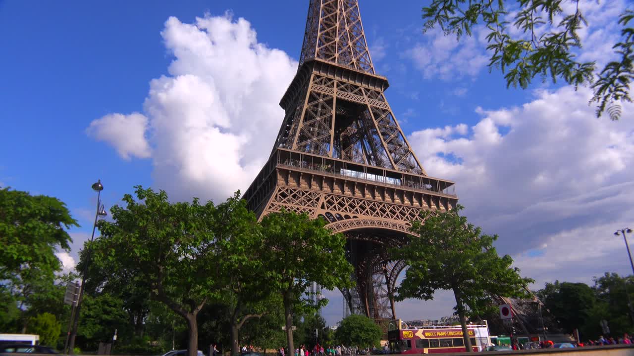 아름다운 구름과 함께 파리의 에펠 탑을 기울입니다.