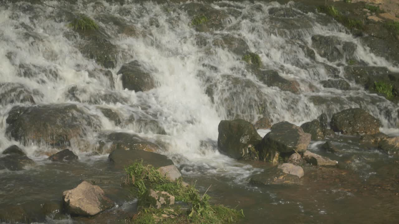 una poderosa cascada en cascada en un embalse rocoso