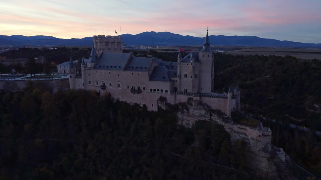 старый замок в осенний день во время захода солнца