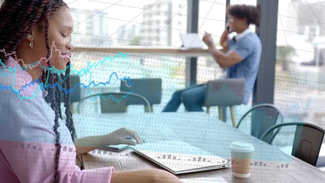 Mulher levantando laptop, tela inclinando, digitando usando touchpad e criando sobreposição de gráfico de negócios para o trabalho