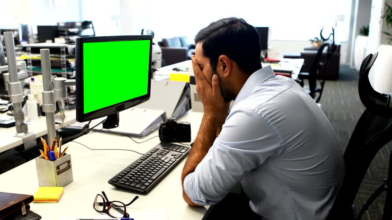 ejecutivo masculino trabajando en la computadora