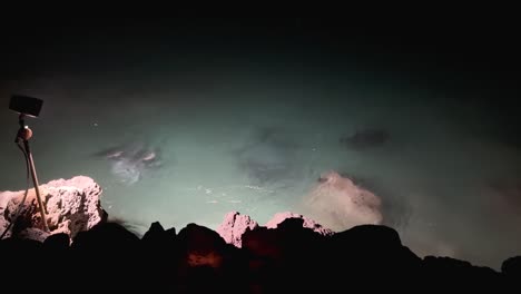 Manta-rays-eating-algae-along-the-shot-of-Hawaii