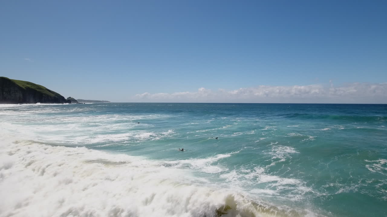남아프리카 해안을 따라 영화 같은 공중 바다 서핑