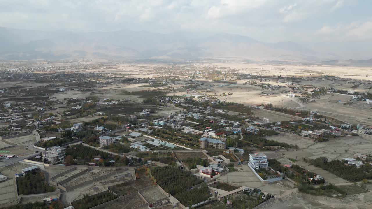 Vista aerea da drone dei villaggi montani sopra la regione di Paghman vicino a Kabul, Afghanistan