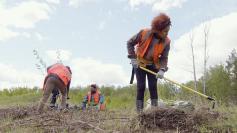 Activista-Ecologista-Afroamericano-Usando-Un-Rastrillo-Para-Recolectar-Malezas-En-El-Bosque