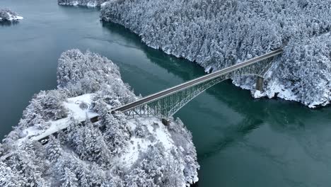 vista aérea aérea del puente de paso de engaño en el estado de washington